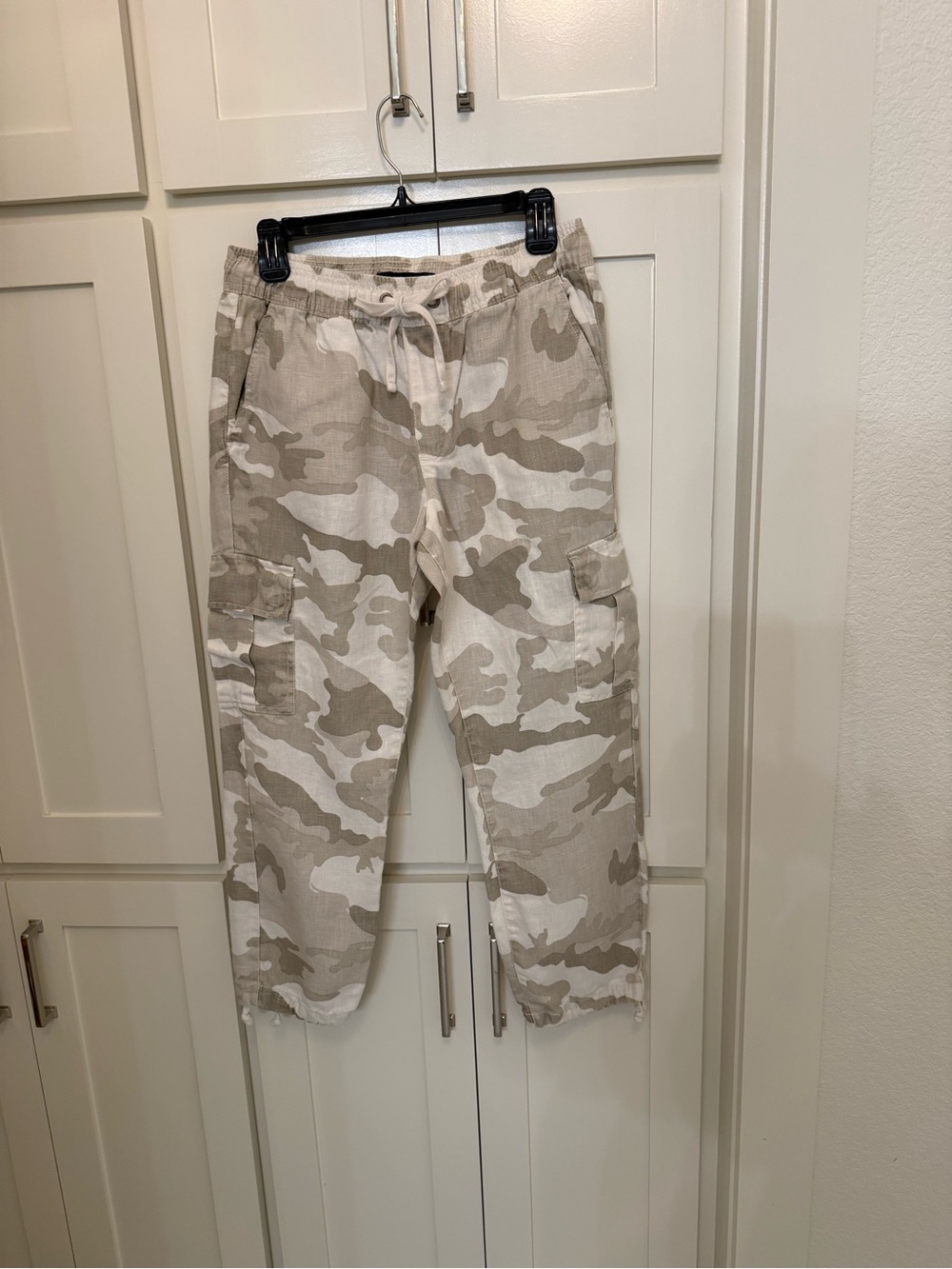 Sanctuary Beige & White Cropped Camo Cargo Pants